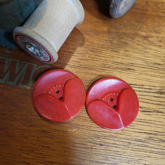 Pair of Vintage Acrylic Round Red Sewing Buttons - Picture 2 of 12